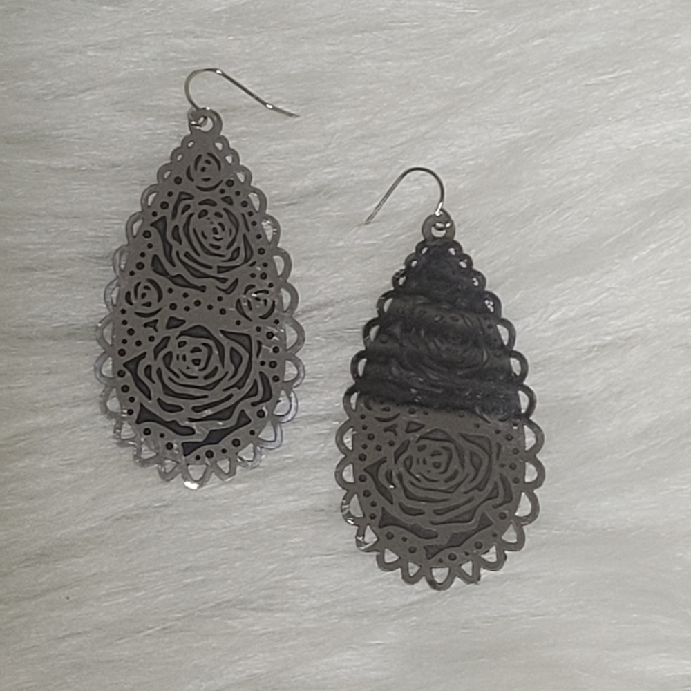 NWOT Silver Tone Metal Dangle Earrings